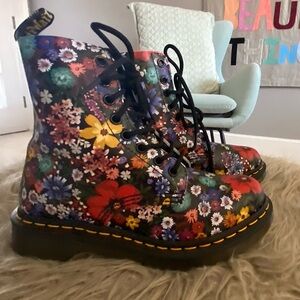Dr Martens Wanderlust Multi Colored Floral Lace Up Boots Women’s 6 Doc Marten